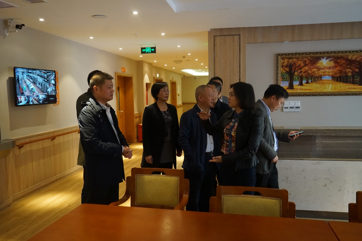 9.參觀餐廳等其他多功能區(qū)域，唐副市長(zhǎng)向陳董事長(zhǎng)詢問樓層層高等情況.JPG