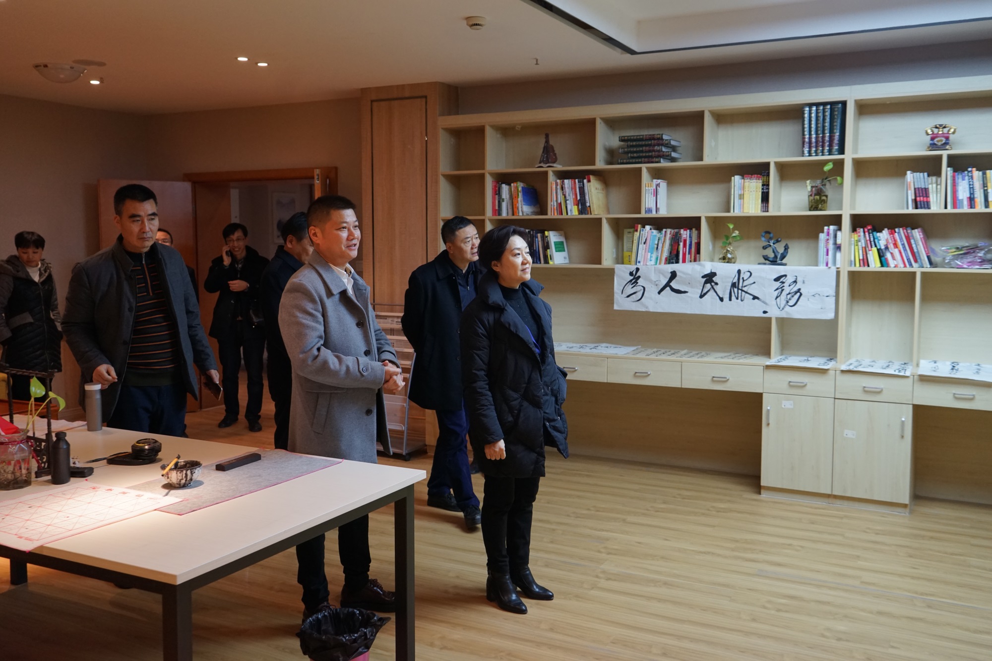 5參觀書(shū)畫(huà)閱覽室，觀看老人字畫(huà).JPG