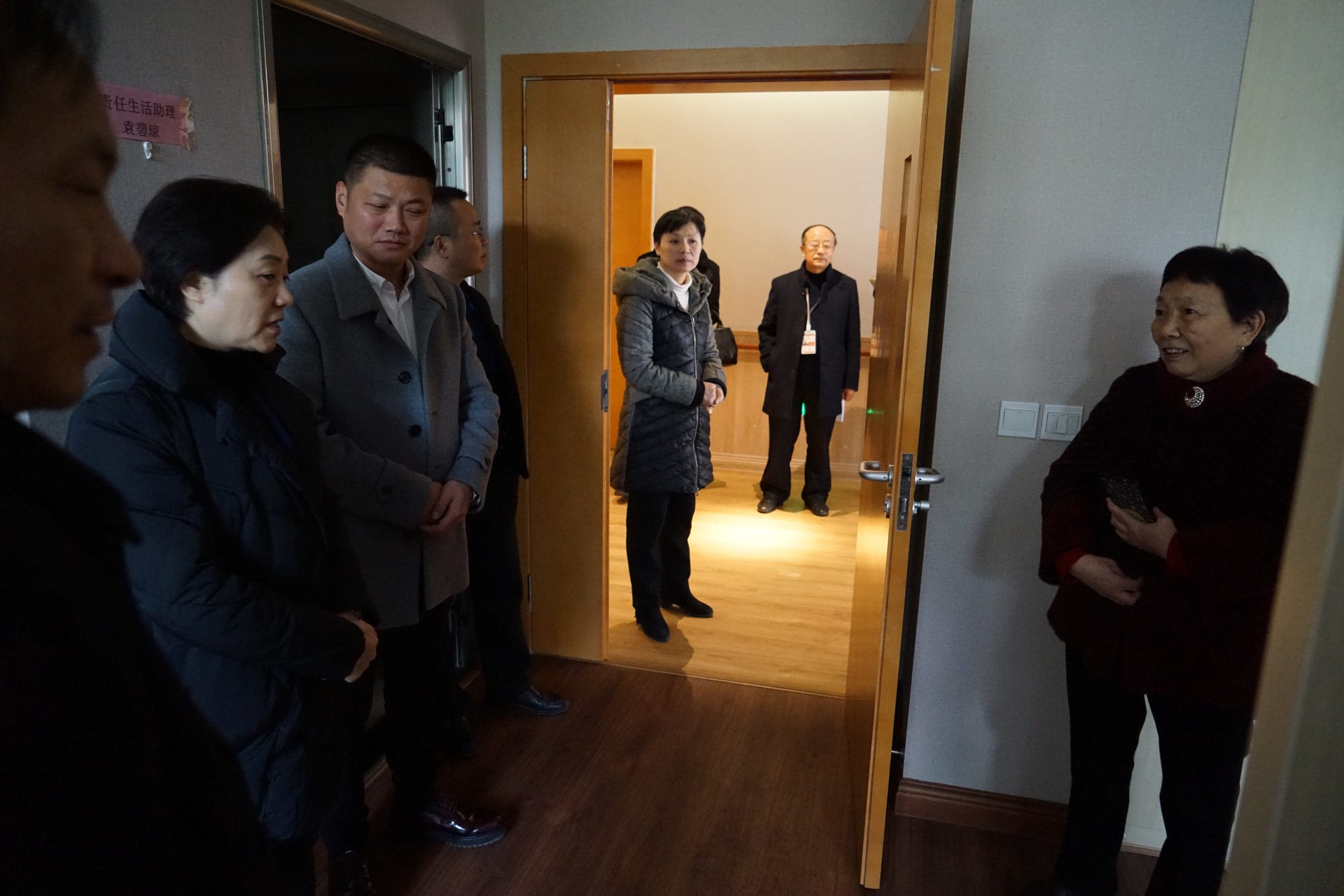 11.參觀套房，鄧廳長(zhǎng)與入住老人候婆婆親切交談.JPG